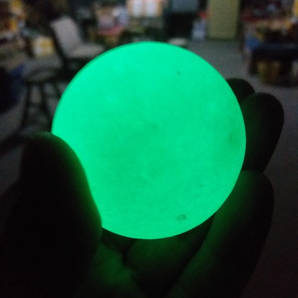 天然萤石夜明珠夜里会发光