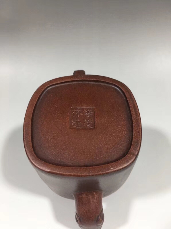 藏品展示底款介绍:李茂林,明代嘉靖,万历间(1522-1619)宜兴制壶高手.