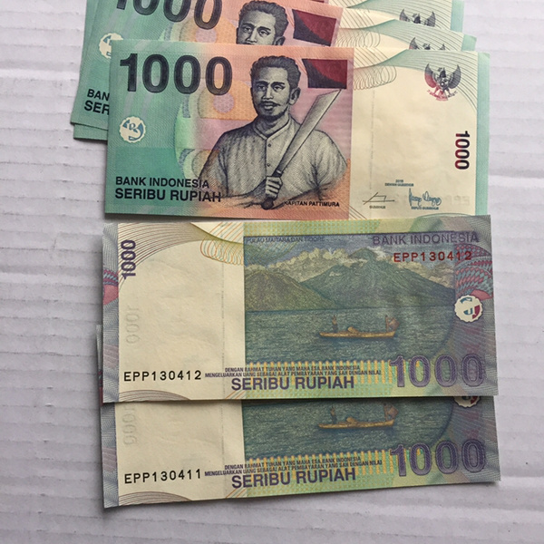 全新印度尼西亚1000盾带刀外币,一共5张,品相如