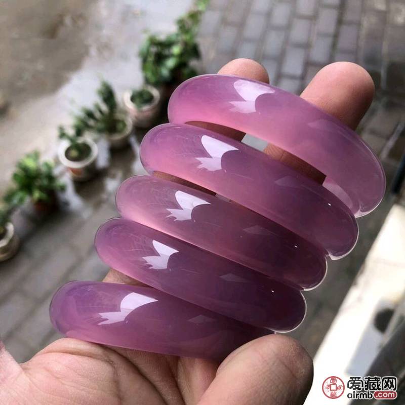 紫玛瑙手镯像猫眼石反光(为什么紫色的玛瑙手镯戴着戴着就变色了)
