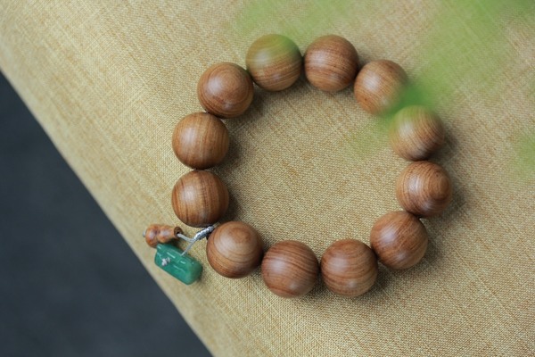 新山檀香老料
尺寸:2·0x12
檀香质地坚硬