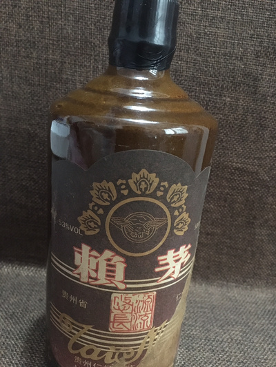 86年赖茅真酒一瓶
材料:酒 

拍品品相