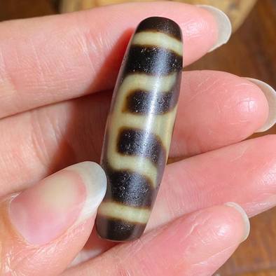 精品西藏老玛瑙贵人天珠整珠图腾咬线清晰,皮壳细