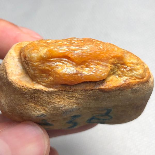 145克大马坎敞口牌子挂件料黄翡已擦窗口肉质细腻起