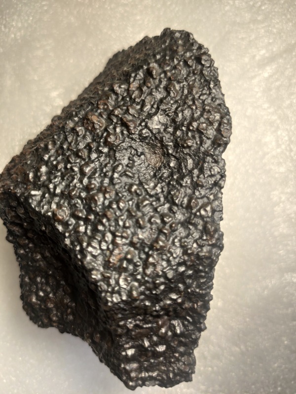 疑似陨石n小行星带球粒陨石中弱磁n重534克