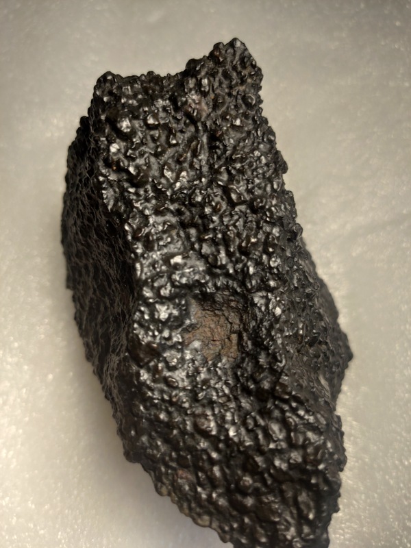 疑似陨石n小行星带球粒陨石中弱磁n重534克