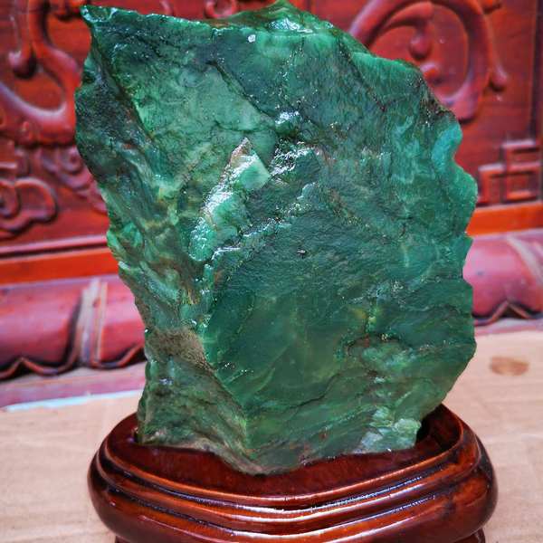 拍品天然南非绿碧玉摆件配送底座全价格及鉴定真假 - 私藏天下