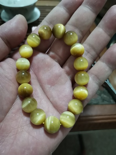 猫眼水晶一串,晶莹剔透,冰凉一夏