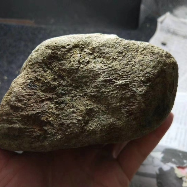 3.2公斤莫西沙,色料,皮壳上多处有色表现,皮壳老