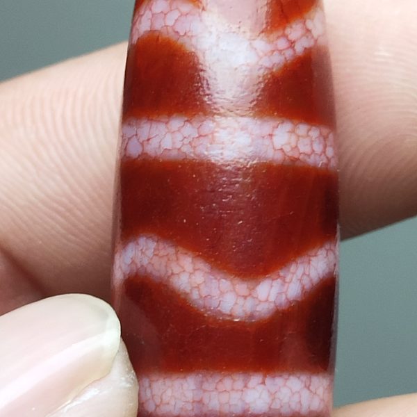 精品红玉髓龙鳞水纹天珠描述整珠咬线清晰,颜色漂