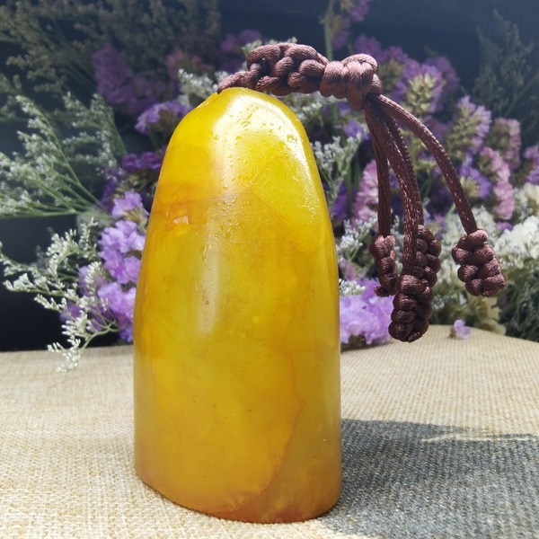 描述田黄灯光冻石菜花黄随形章石体通透有丝有