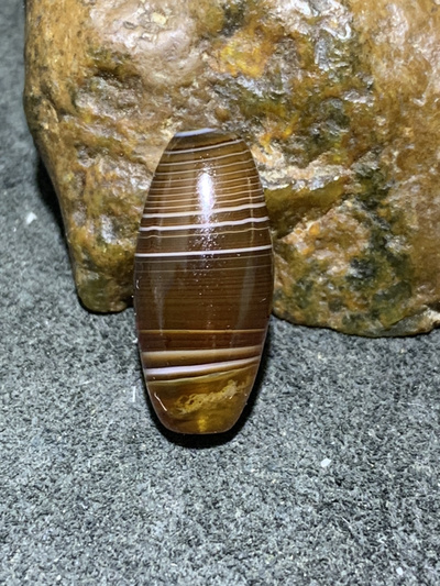 精美千层纹缠丝玛瑙桶珠一个,点击头像,还有更多宝贝