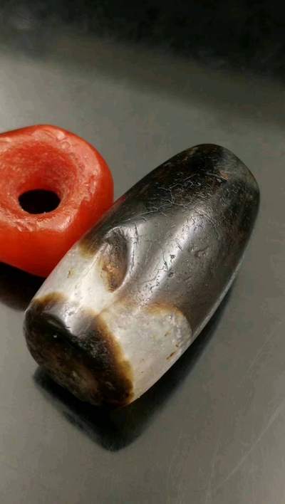 战汉老缠丝玛瑙珠
典型的黑白两色珠
直径1.