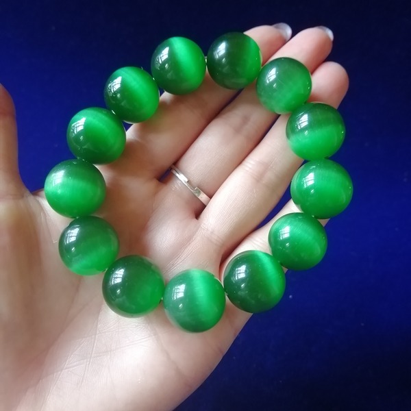 猫眼石手串器型精美大方,色泽自然通透,手感光滑