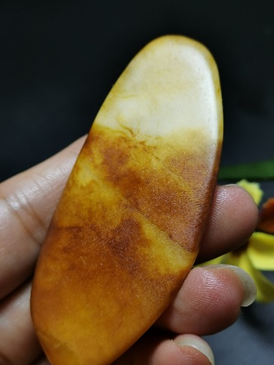 n和田细肉白玉黄皮子籽料
克重:33.