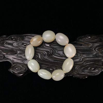 新疆和田玉籽料随形手串手链
长:2.8宽:2.