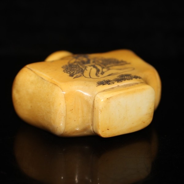 早期收藏新款天然牛骨四棱美女鼻烟壶摆件做工精细品相