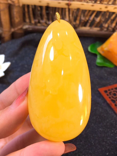 天然俄料蜜蜡水滴吊坠,满蜜鸡油黄,无烤色,圆润饱满