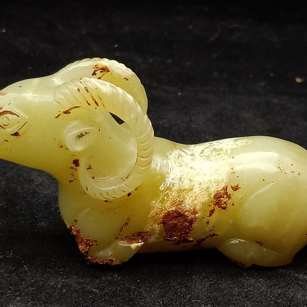 高古玉和田老黄玉战汉玉羊,玉质油润,雕工精美,包浆