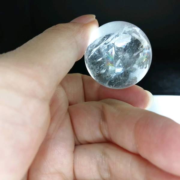 内七彩白色水晶球,直径3厘米