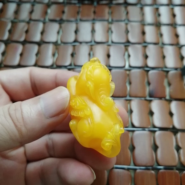 琥珀蜜蜡老蜡带香麒麟吊坠一件如图包真支持鉴定