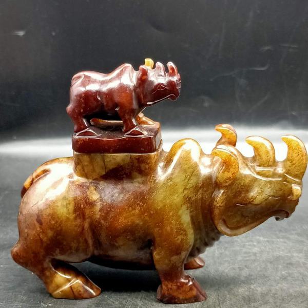 高古玉西周和田玉犀牛摆件,此藏品为特等工艺