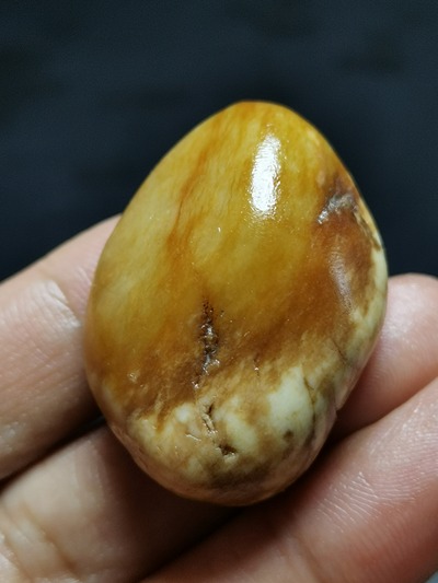 n和田细肉白玉黄皮子籽料
克重:20.