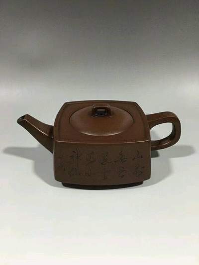 品名:四方
底款:顾景舟
紫砂种类:紫泥
尺