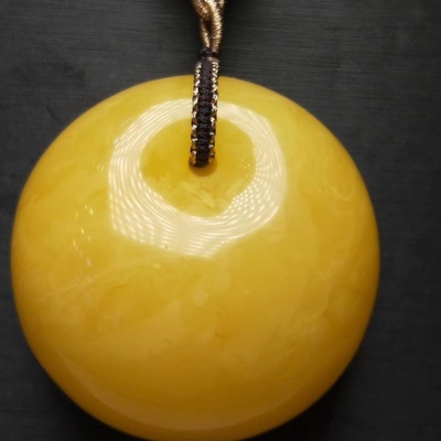 天然蜜蜡满蜜公主扣吊坠,蜡质浓厚饱满,无杂无裂,盘