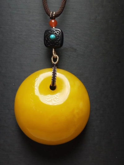 天然蜜蜡满蜜公主扣吊坠,蜡质浓厚饱满,无杂无裂,盘