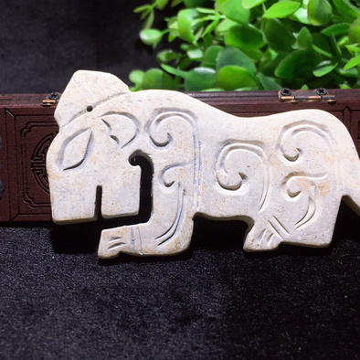 良褚文化时期鸡骨白玉虎符古董收藏高古玉