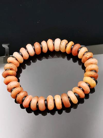 高古玛瑙扁珠手串n由32颗3000年左右的玛瑙扁