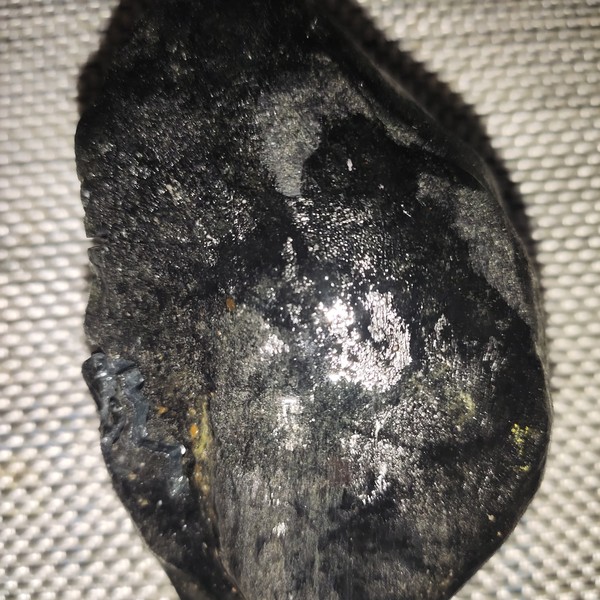 翡翠原石黑乌沙敞口开窗料重量410克分量压手