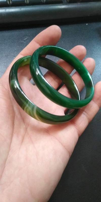 绿玛瑙镯子一对.色泽清润晶莹.品相完美无瑕疵.