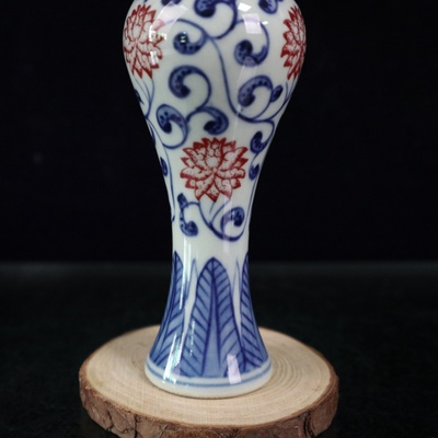 青花釉里红缠枝莲纹小花瓶
高16cm宽5.5cm