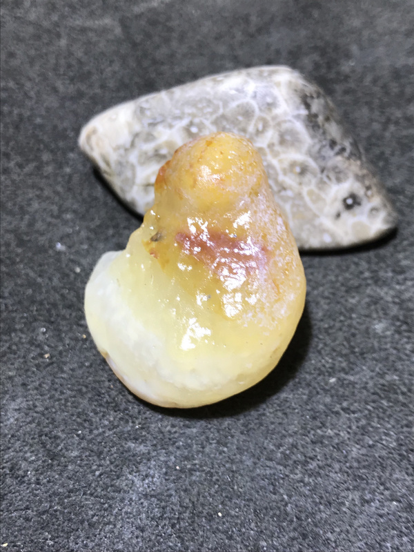 精美天然阿拉善红黄白三色玛瑙原石一颗喜欢的朋友就