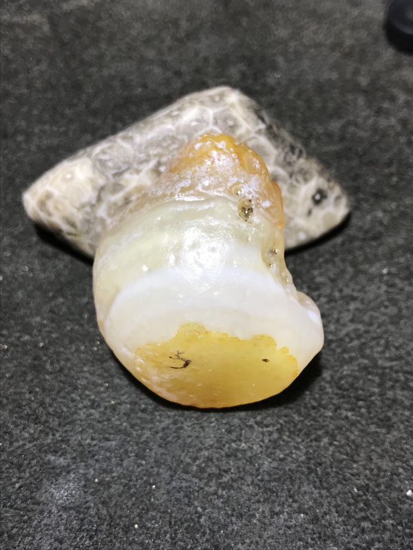 精美天然阿拉善红黄白三色玛瑙原石一颗喜欢的朋友就