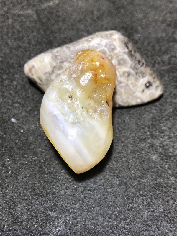 精美天然阿拉善红黄白三色玛瑙原石一颗喜欢的朋友就