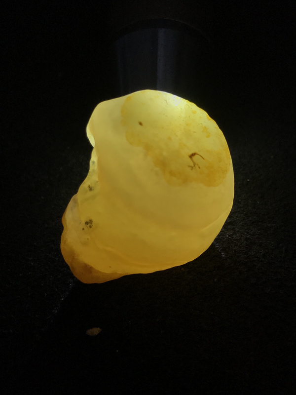 精美天然阿拉善红黄白三色玛瑙原石一颗喜欢的朋友就