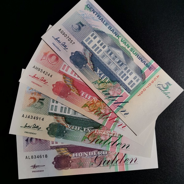 苏里南纸币一套4张房屋版全新,号码随