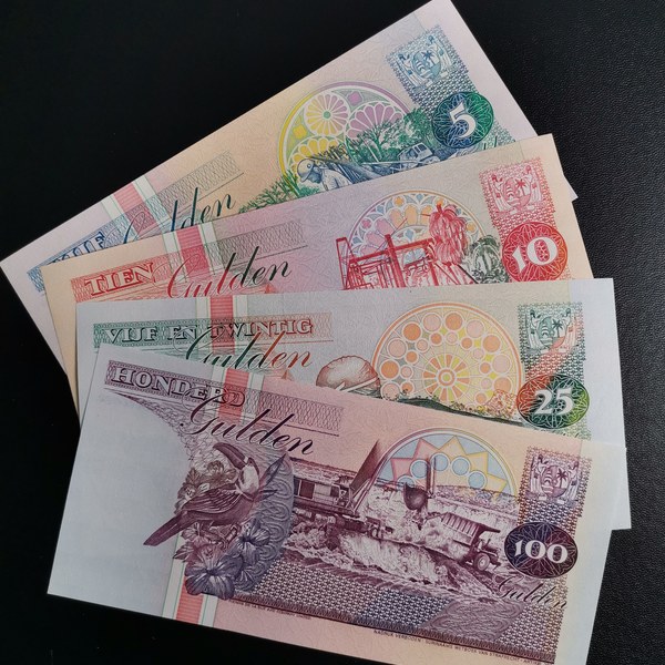 苏里南纸币一套4张房屋版全新,号码随