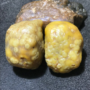 新疆大南湖红色木化玉石包浆圆润形态独特