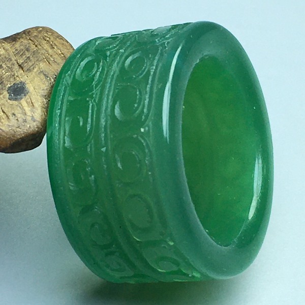 天然绿色老玛瑙扳指,尺寸21.9左右,材质玛瑙