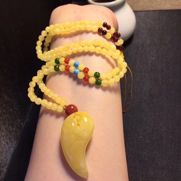 精品,蜜蜡狼牙形吊坠,满蜜鸡油黄,尺寸3820