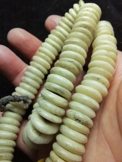藏传一串儿老灵骨念珠品相如图,所有瑕疵图片可见!