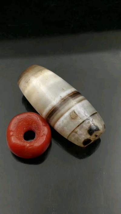 战汉老缠丝玛瑙珠
最大直径1.3cm
对孔长2