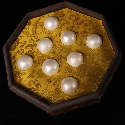 珍藏收清代宫廷皇家御用贡品贝珠一盒
配老漆器盒一