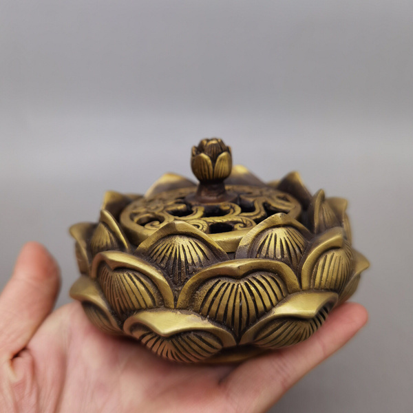 铜荷花香炉,器型厚重,形制端正通体光素,色泽雅致