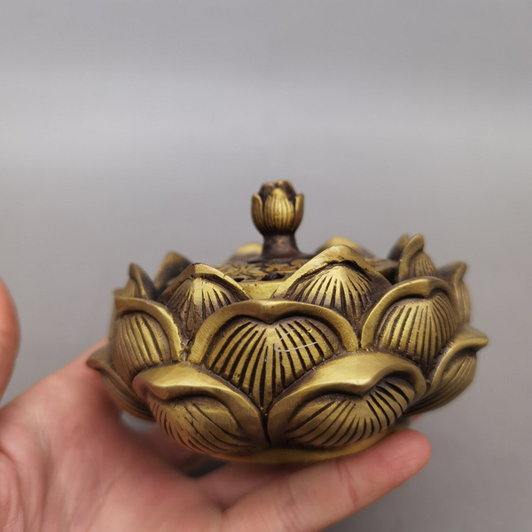 铜荷花香炉,器型厚重,形制端正通体光素,色泽雅致