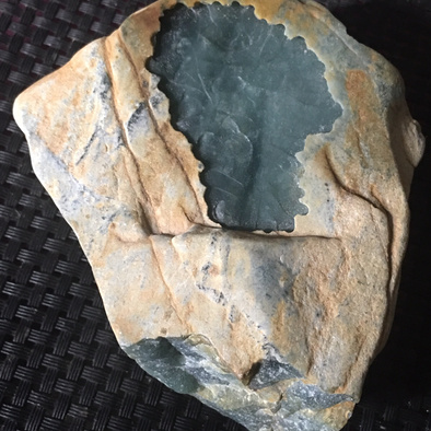 危地马拉翡翠原石,重380克,开窗处挂件直接取